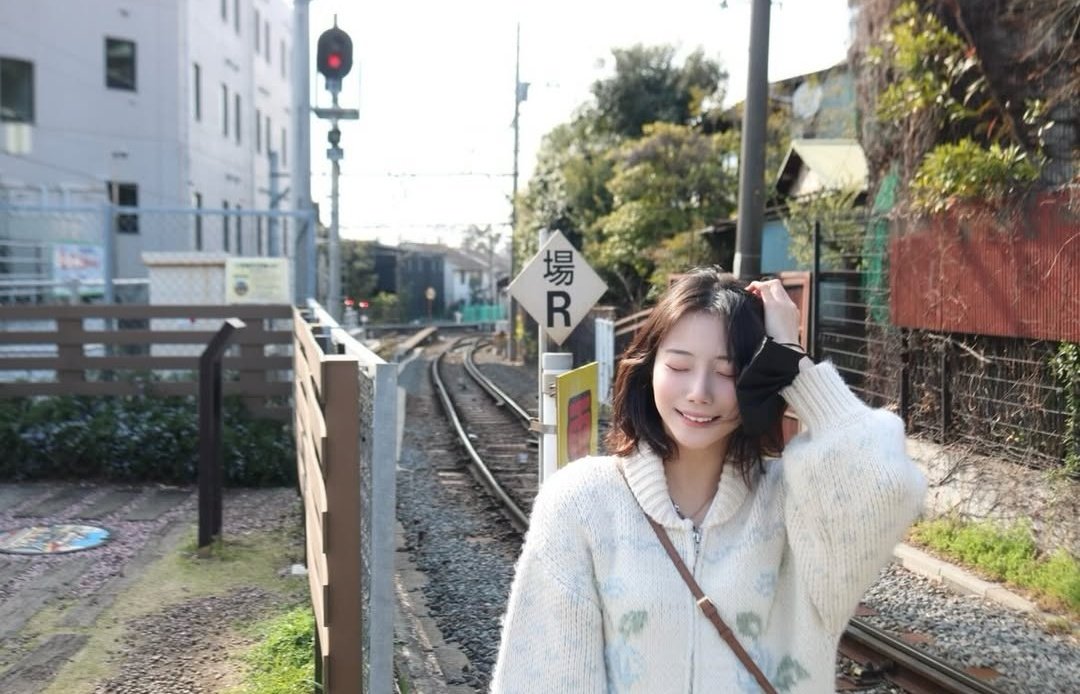 syeun_ace's tweet photo. youngeun really have a pretty smile, so happy to see her happy https://t.co/ayHsrZWPR8