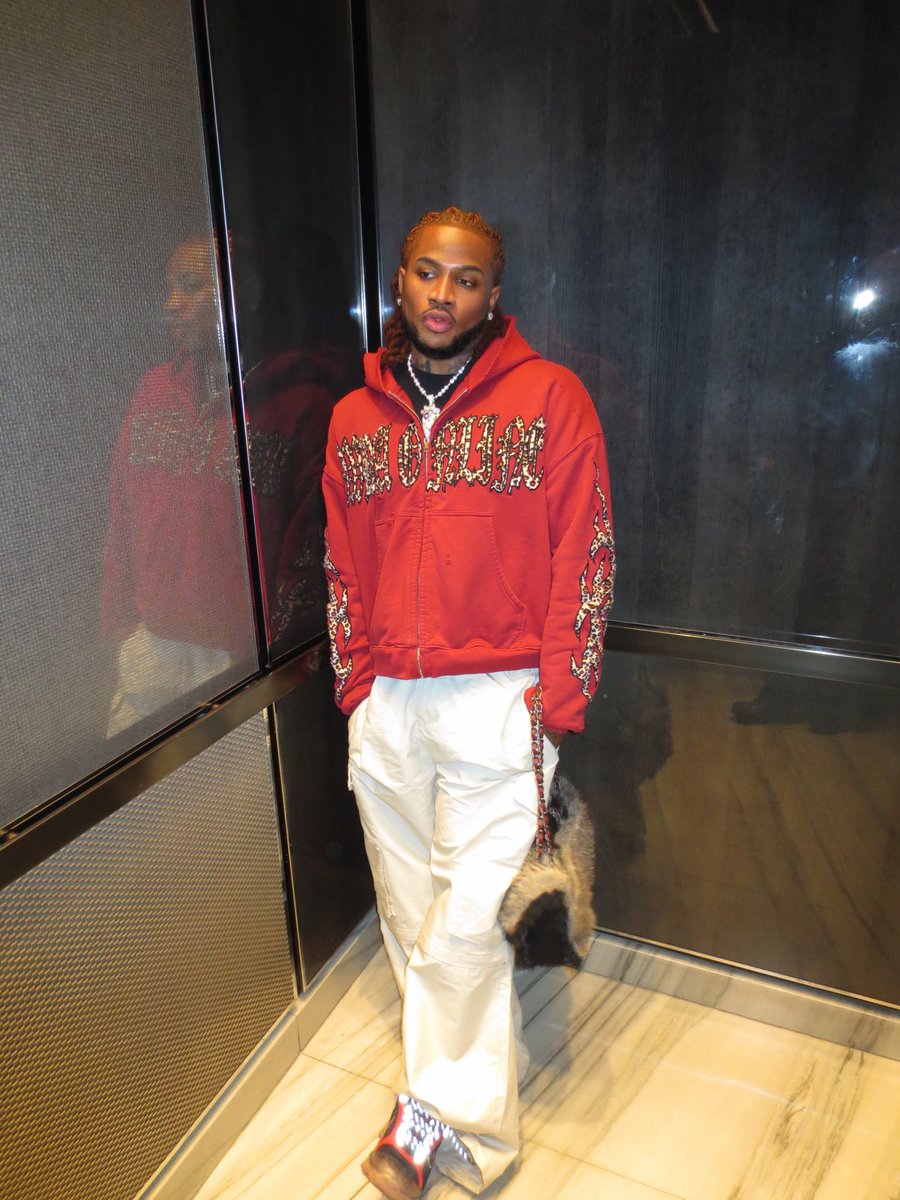 WDAONLINEE's tweet photo. @ArrogantTae123 in our new hoodie! Showed love 🖤! https://t.co/eobruTk8ga