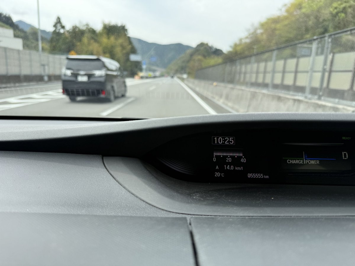 twdrid's tweet photo. 55555km達成！7年二ヶ月で。

自分の車は新車から3年以内に乗り換えるけど、妻車は長く乗って行く。
ステップワゴンモデューロハイブリッド
いい車や https://t.co/prTrZdZQV9