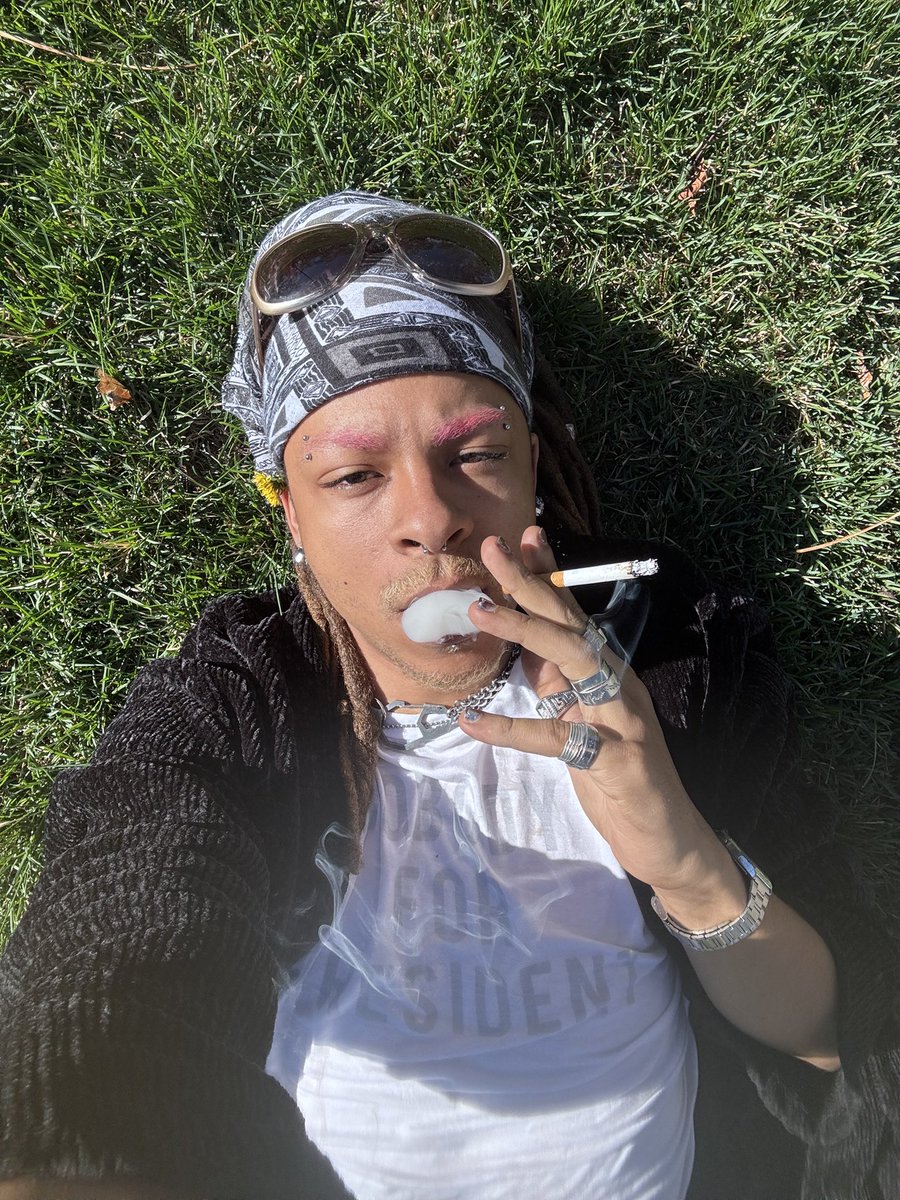 altz3ro's tweet photo. under a tree smoking t https://t.co/CtdZQ81Puu