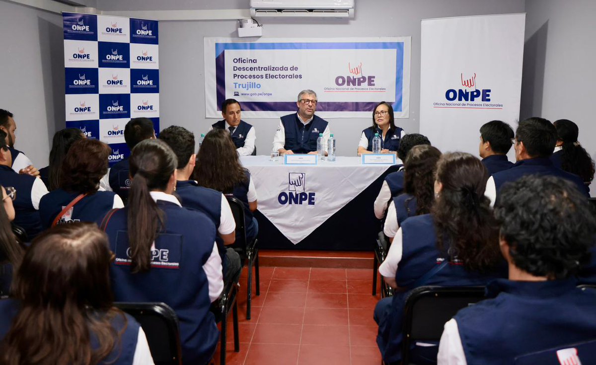 ONPE_oficial's tweet photo. Durante una reunión con el personal de la Oficina Descentralizada de Procesos Electorales (ODPE) Trujillo, @pcorvetto agradeció por su esfuerzo y dedicación. Asimismo, resaltó la responsabilidad y el compromiso que implica vestir el #ChalecoAzul.
#EG2026 https://t.co/xo5fCqfIrK