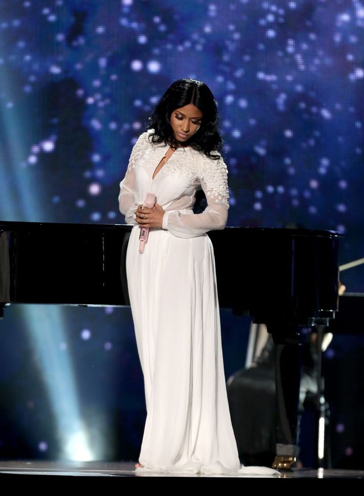 Nicki4orever's tweet image. For the "Bed of Lies" performance at the AMA's 2014, she changed into a flowing, floor-length white gown. A literal angel on stage! 👼🏽👗 #NickiMinaj #WhiteGown #StageFashion #Elegant 👑🔥 Queennnn💖💖💖♥️♥️♥️🩷🩷🩷