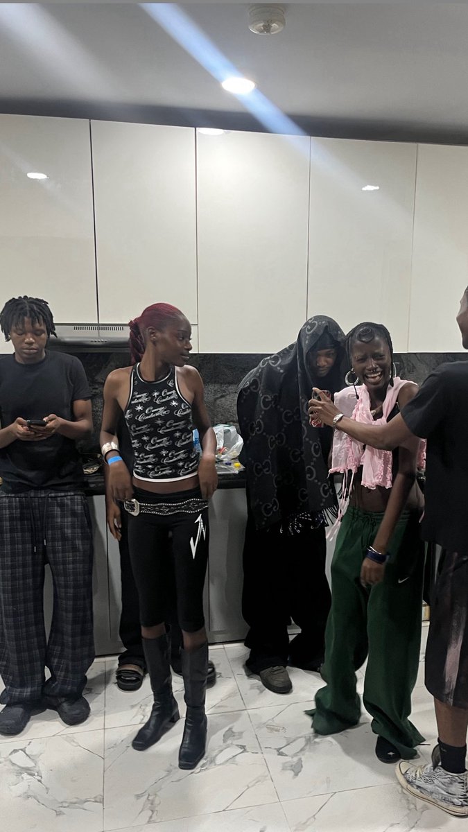 L*🏗️ tweet media