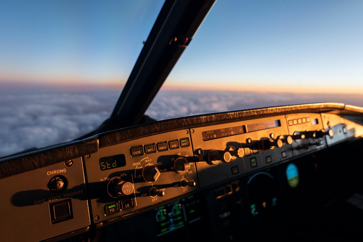 西陽差す夕暮れのオフィス