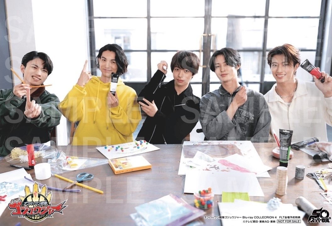 Ils savent tellement plus quoi faire avec eux que maintenant c'est session coloriage.
Toujours sans la fille, bien entendu.