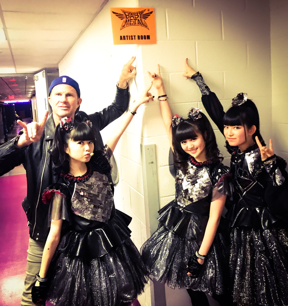 ThisD_BABYMETAL's tweet photo. 2017年4月14日，米・アトランタのPhilips Arenaで行われたRed Hot Chili Peppersのライブ「The Getaway World Tour」でBABYMETALが前座を務めた。 https://t.co/huLsfLO1us