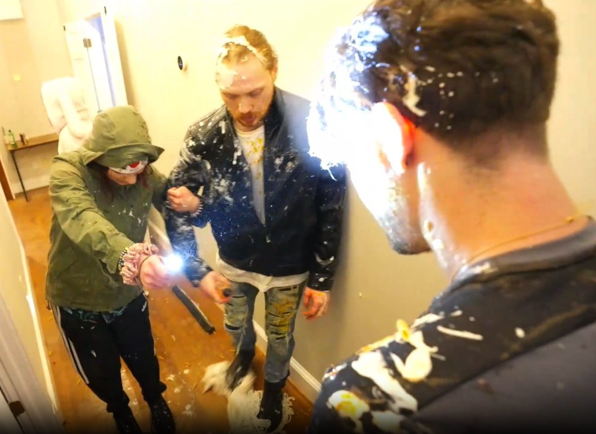 Stranger tweet media