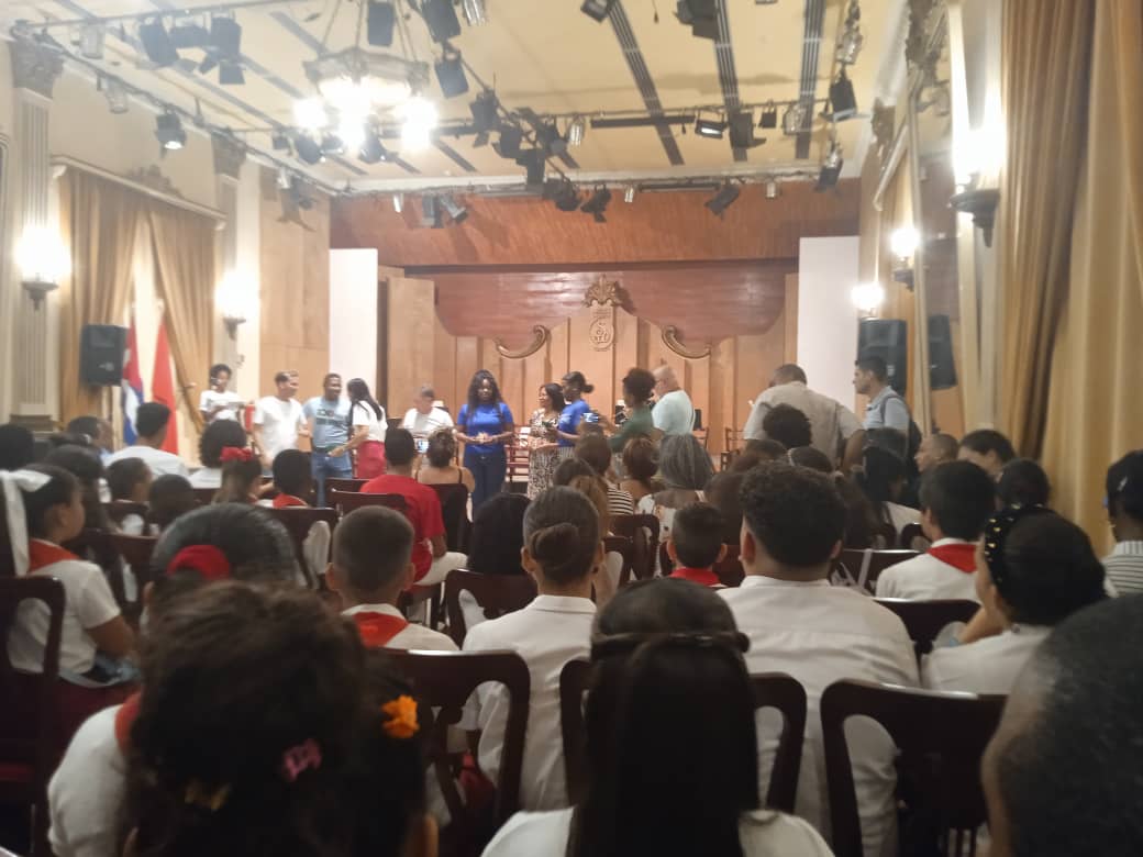 En aniversario 65 de OPJM y 64 de la UJC, reconocen a jóvenes ejemplares por su dedicación y valores patrios. También en Sala White, distinguen a directores de Escuela de Arte y a directora del proyecto Maravilla de la Infancia 🇨🇺
#GobMtz #CubaMined #MatancerosEnVictoria #dgmemtz