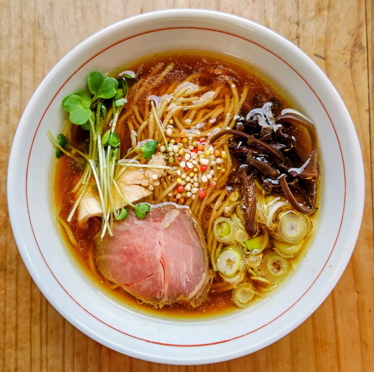 ホットエアーの吉田です
2026年4月5日　日曜日

週末も並びは無いので入店はスムーズに出来ます

最速で時速50杯の速度で提供しています

P20台　定休日は火曜日
営業11時15分〜14時Lo

醤油ラーメンを少し前から味の変更をしています

より醤油を感じるように
旨味、香り、深みをアップ
