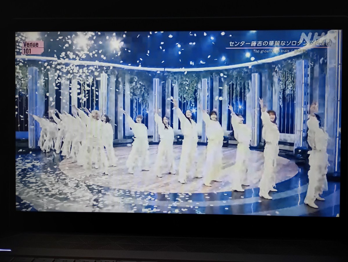 kuriko99300554's tweet image. 最後の隊形が楽しみですが､うたコンとダンプラは一列で列車ポーズも､白衣装の時は､センターの藤吉夏鈴が手前で､右手を上げて､順に後ろを向いて､藤吉夏鈴も下がって､腕組みで終わるようですね｡"国立競技場で会いましょう"という意味でしょうか・・・
#櫻坂46｢♪#TheGlowingUpTrain｣