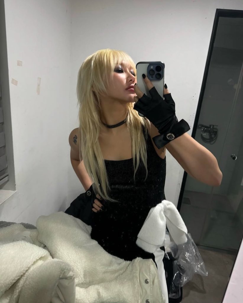 hourly siyeon tweet media