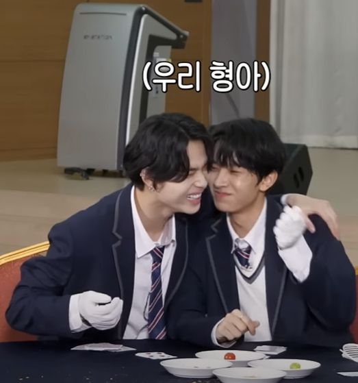 Dejen su tag por este abrazo Heeki

#ENGENEs_For_SevEN
#HYBECannotBeTrusted