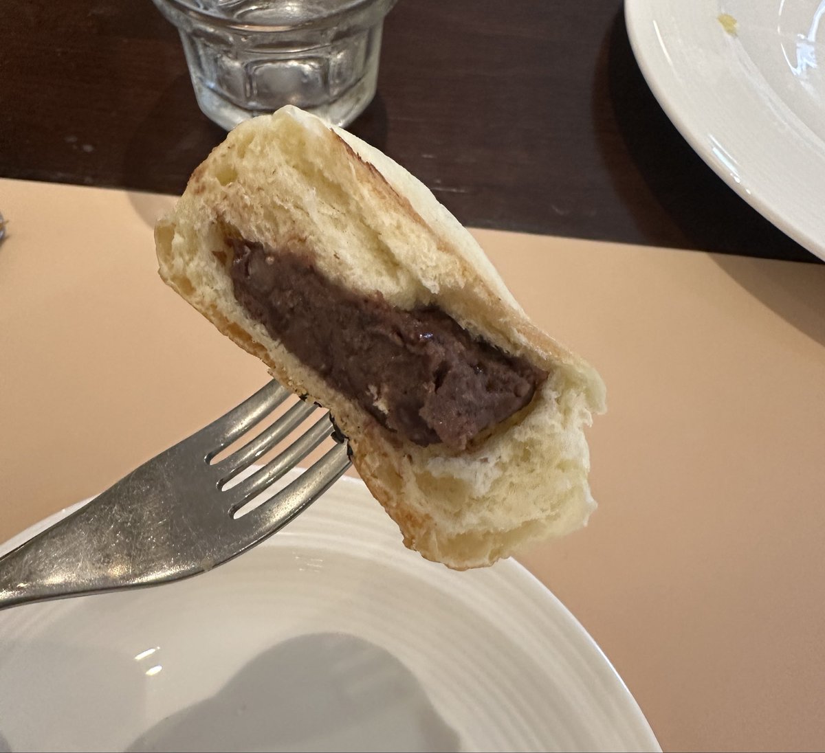 s0983012's tweet photo. ホテルの夕食は美味しくないといっても、朝ご飯のパンは美味しくて、小豆パンの餡子もたくさん入っている。 https://t.co/5tSmtDsGXy
