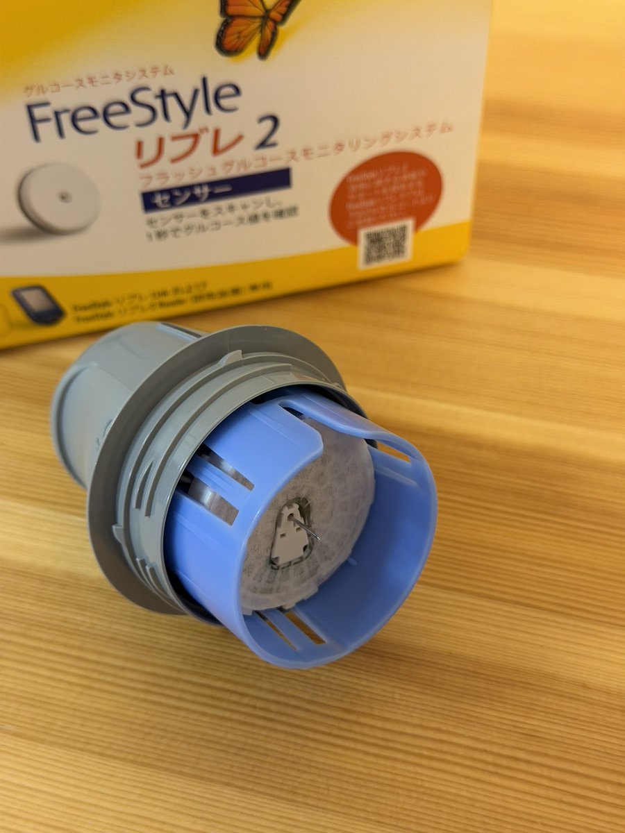 uimmの配信で登場したリブレ。自分の身体の血中グルコース推移に興味が湧いたので購入してみました。攻撃力強そうな針が見えてビビり散らかしましたが、装着時もその後もまったく痛くありませんでした。