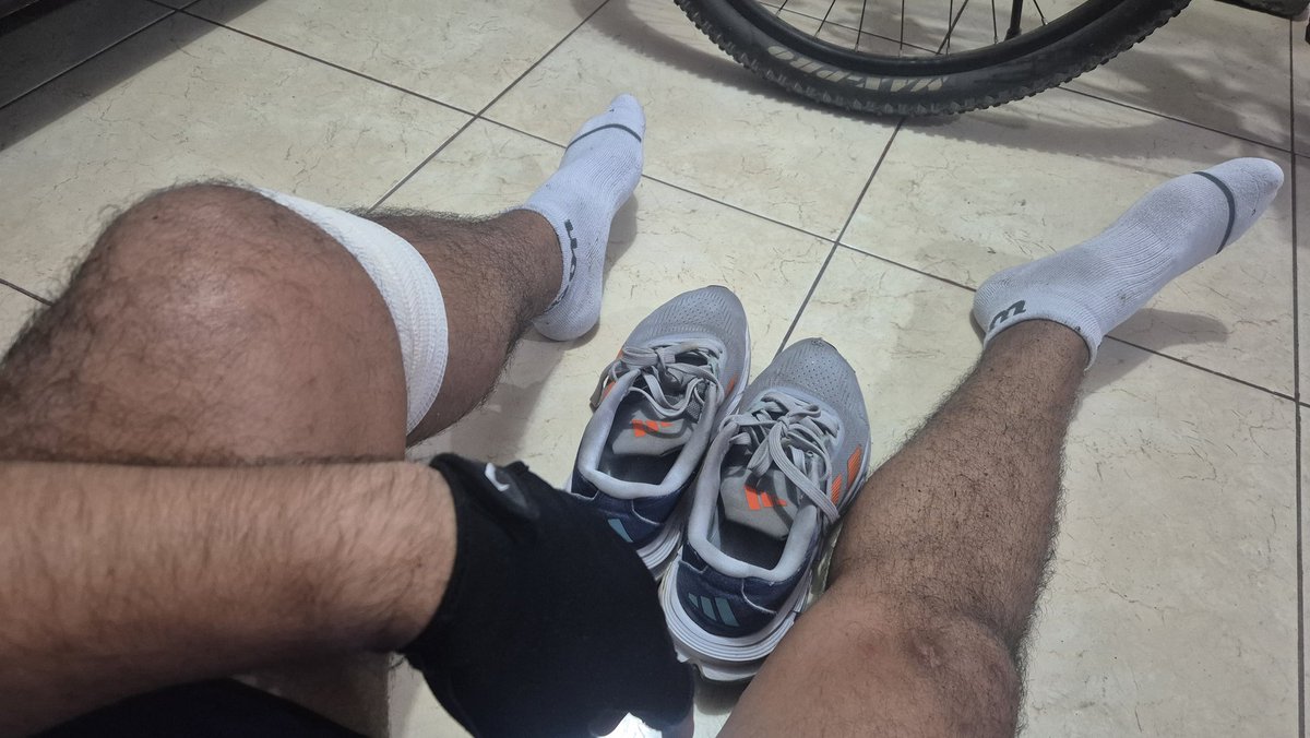 ta_fi_rool's tweet photo. Desde de 14 dias sin rodar o correr, hoy regresamos muy contento 🤩 #RT #20Km #AmoRodar #Pies #Vellos #SeRodo #SabadoDeMorboYProvocación #SabadodePies #Olores #Gustan? #PiernasVellos #Veracruz #BocadelRio #CalcetinesBlancos #Rt https://t.co/yz1SzTz8ru