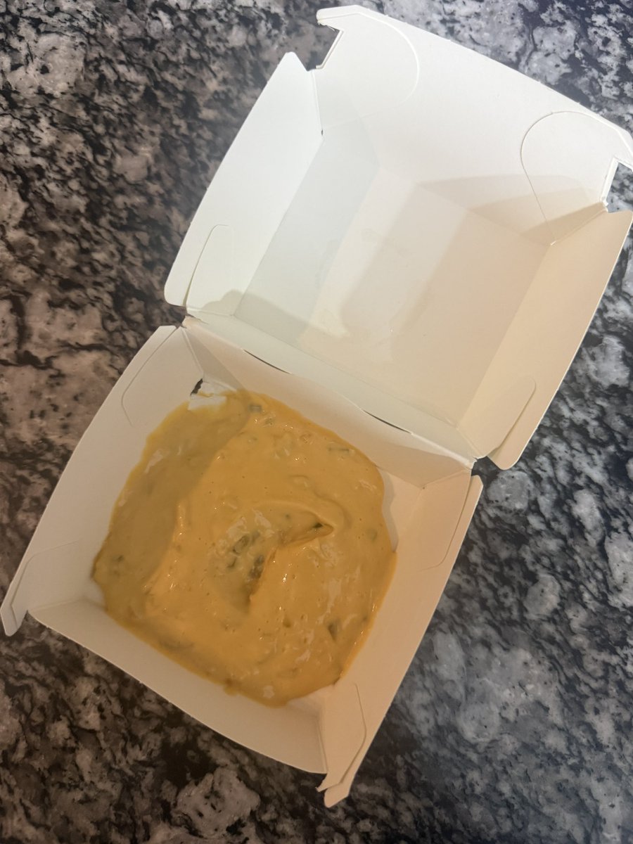 MariferDuran's tweet photo. @McDonaldsMexico Hoy pedí en el Automac una cajita feliz de 6 nuggets para mi hija…. Esto fue lo que me entregaron. No entiendo. https://t.co/G7o71fnwHu