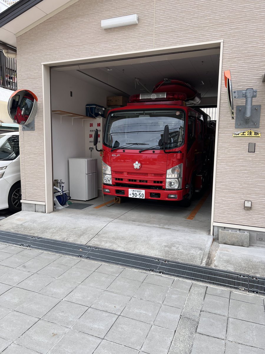 fire_shochannel's tweet photo. たまたま通った消防団の車庫みると水難のボートありました。すげぇ。
あと今日は日曜日で、消防団の人集まってました。お疲れ様です。 https://t.co/gs19Ta8BkW