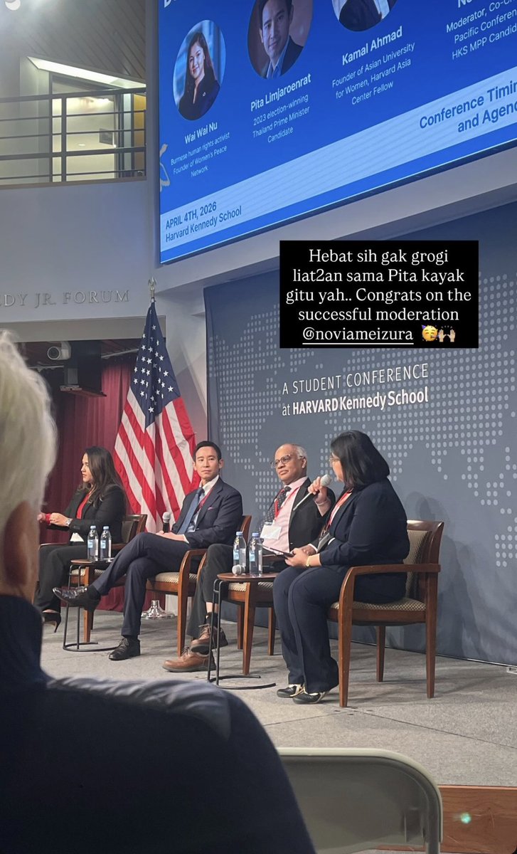 PressStops's tweet image. แคปชั้นอย่างฮา 😂

“เก่งมากเลยนะ ไม่ตื่นเต้นเลยเหรอ ที่ต้องมองหน้ามองตากับพิธาแบบนั้น… ยินดีด้วยกับการทำหน้าที่ผู้ดำเนินรายการได้สำเร็จ” 

อาจารย์พิธานี่ก็เฟมัสเกิ้น ยิ่งในหมู่นักเรียนอินโดนางติด Top Tier ตลอด ผมสั้นหล่อโคด 🥰 
#asiapacificconference 
#harvard