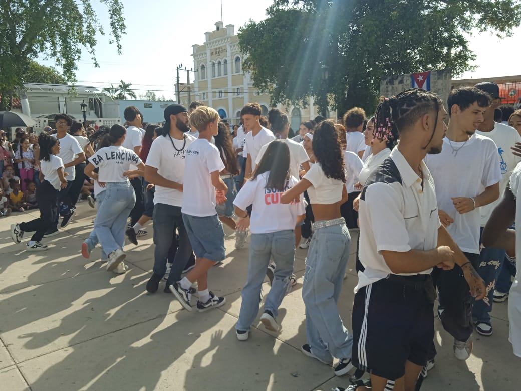 Mañana diferente en #Cárdenas, se realizaron  varias actividades en saludo a los aniversarios 64 y 65 de la OPJM y la UJC, felicidades a los pioneros y jóvenes.
#SiempreJoven
#MatancerosEnVictoria
<a href="/mariofsabines/">Mario Sabines Lorenzo</a> 
<a href="/GonzalezIm14606/">Antonio Víctor González imbert</a> 
<a href="/CaridadPoey/">Marieta Poey Caridad</a>