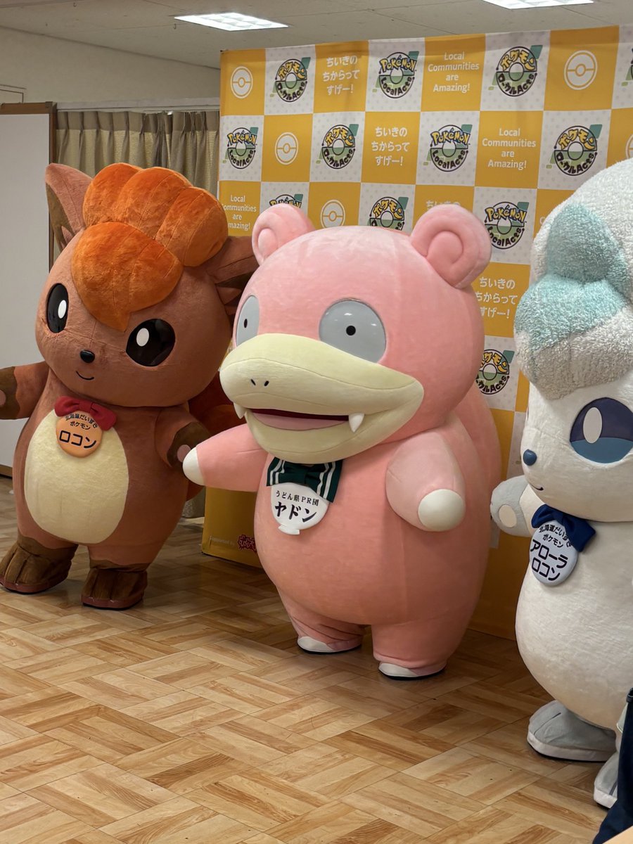 sitsuki_ng's tweet photo. 物産展の記録
ポケモンだけで撮るのがなかなか難しいんだけど、今日は初めてブース入って撮影スタッフさんに「写真に写るのが苦手なのでぬいぐるみだけ撮ってもらえますか？」とお願いしたら応えていただけた✨
ありがたい〜
あと最後の方だと帰るタイミングは頑張れば撮れそうな気がしたから来週……! https://t.co/LQybx8TC8D