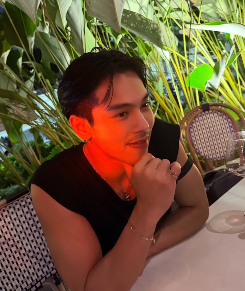 bornfjj's tweet photo. ตาหวานกว่าปกติ ขอเดาเลยว่าค่อนข้างกรึ่มมาก555555555555

#treporapat https://t.co/H4k3JxO3Oz