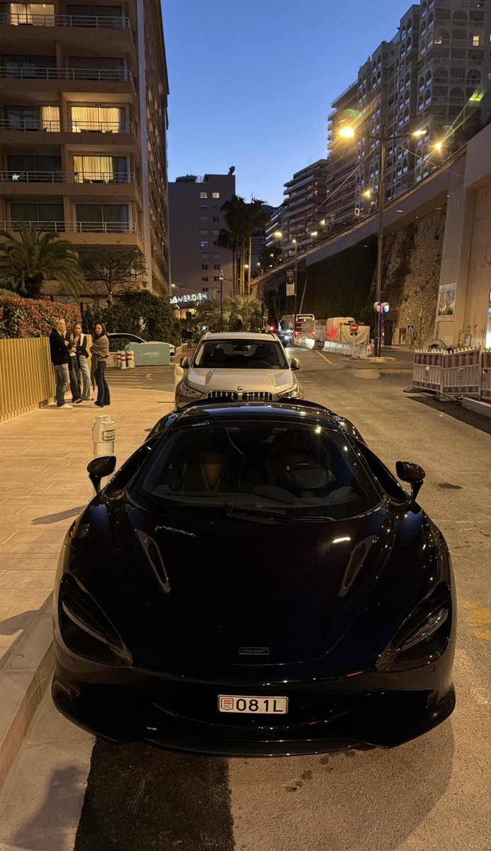 amaze liat custom Mclaren 750s nya osc, bukan karena Mclarennya tapi karena platnya dan kapan mobil ini muncul…terakhir dia keliatan di monaco pake sendal jepit outfit celana pendek kaosan naik sepeda….lily lulus study tinggal bareng di monaco dang…my princess deserves this