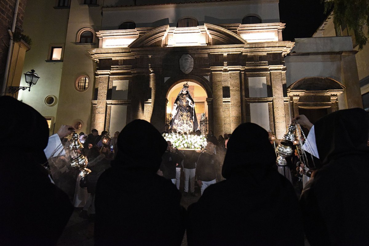 Con una galleria di immagini dei Riti della Settimana Santa, l’amministrazione comunale di Sorrento augura, ai cittadini e agli ospiti, Buona Pasqua.

(Foto Riccardo Di Martino)