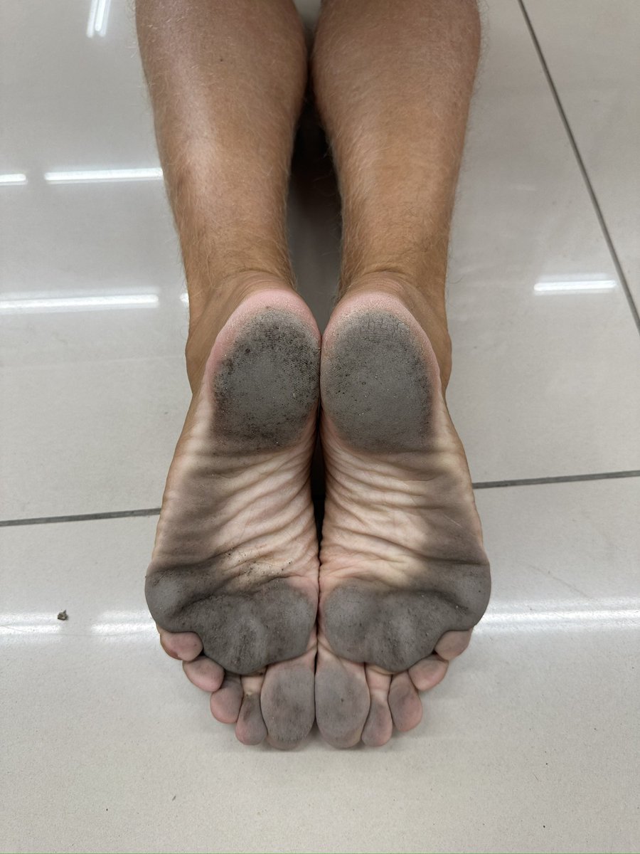 My perfect dirty soles in the city mall 👣 #barefeet #dirtyfeet #cityfeet