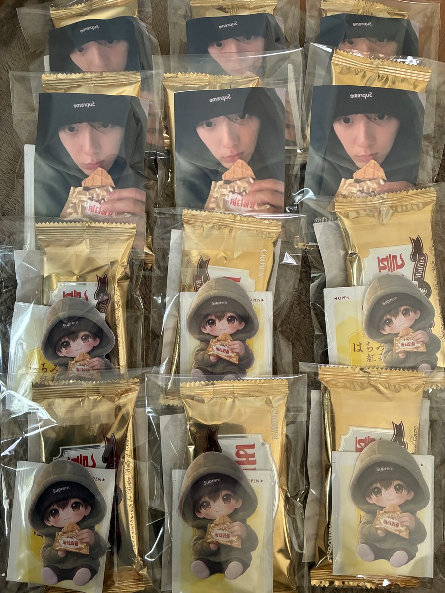 ソンムル準備完了🎁

大阪〜羽田
両会場どちらかで１個ずつになりますが良かったらもらって下さい🤲

チビサナのステッカー
既に韓国で渡した方には違うデザイン準備します😊
(バターワッフル付き)
お楽しみに♡

もうすぐSANiGHT 楽しみですね🐥⸒⸒

#윤산하
#아스트로
#SANiGHT_Project3_약속