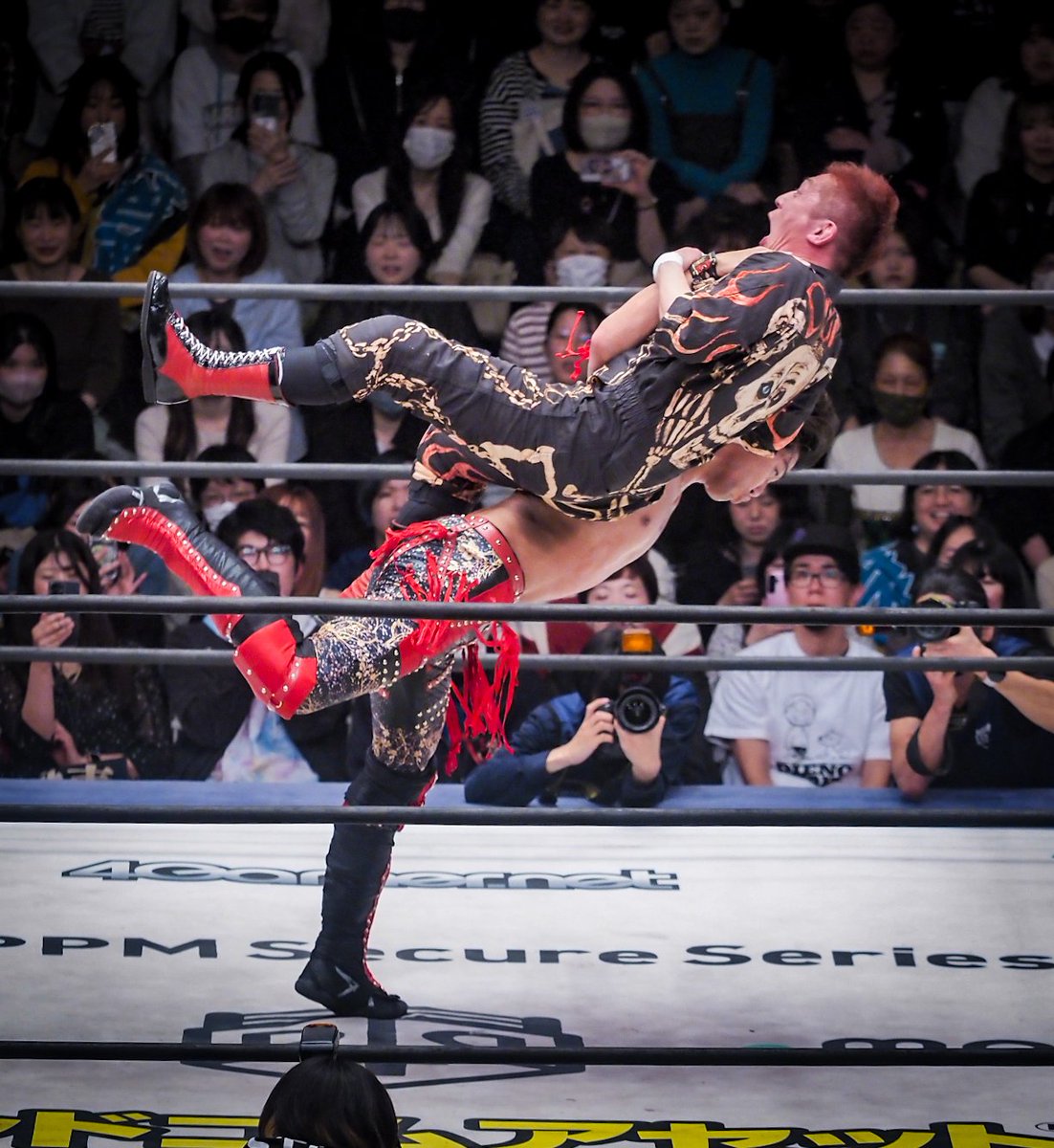 #ddtpro ［4.5 後楽園］武知海青選手の試合を初めて見ましたが、SLAM DUNKの山王戦における、堂本監督達のセリフを思い出した。
“高い！？いやそれより、速い！”
打点もさることながら、最高到達点までがめちゃめちゃ速い。この身体能力の上にプロレスの技術がさらに乗ると考えると、とんでもない。