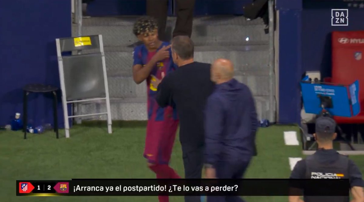 Otro mal gesto de Lamine Yamal a Hansi Flick en un partido del Fútbol Club Barcelona.

Qué manera de faltar al respeto al entrenador.

 Pero claro, no es Vinícius... Entonces, no pasa nada.