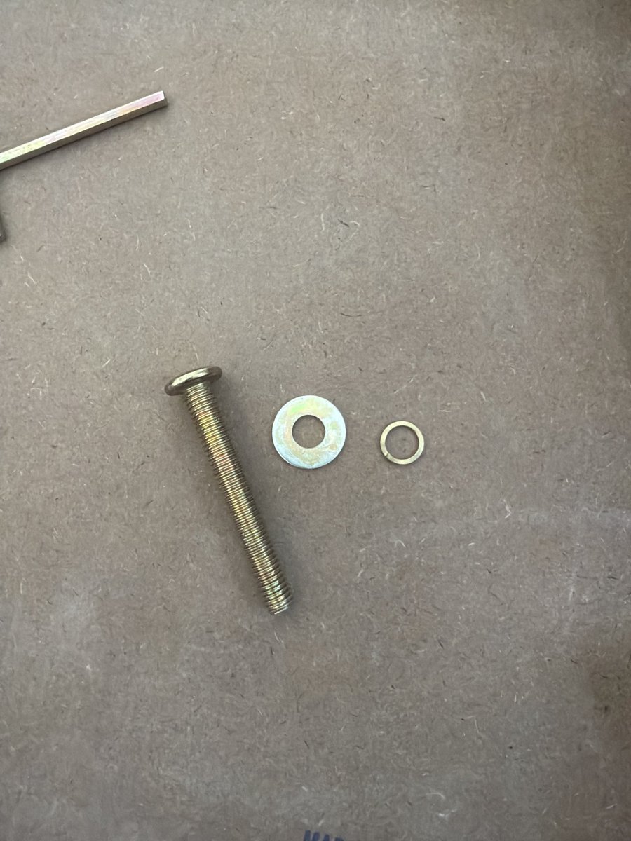 가구 조립할 때

와셔 2개 나오면 당황하지 말고 
볼트에 큰 거 작은 거 순으로 끼우면 된다.

이유는 모름. 군대에서 배움.
참고로 F16 전투기 미사일 조립병이었음.