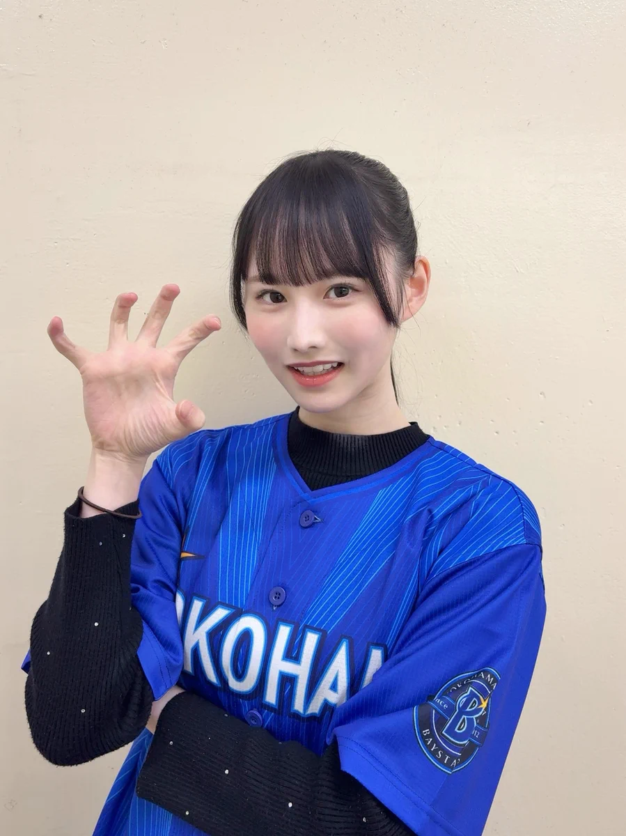 高井俐香、ベイスターズユニで虎ポーズ炸裂 阪神ファン魂健在