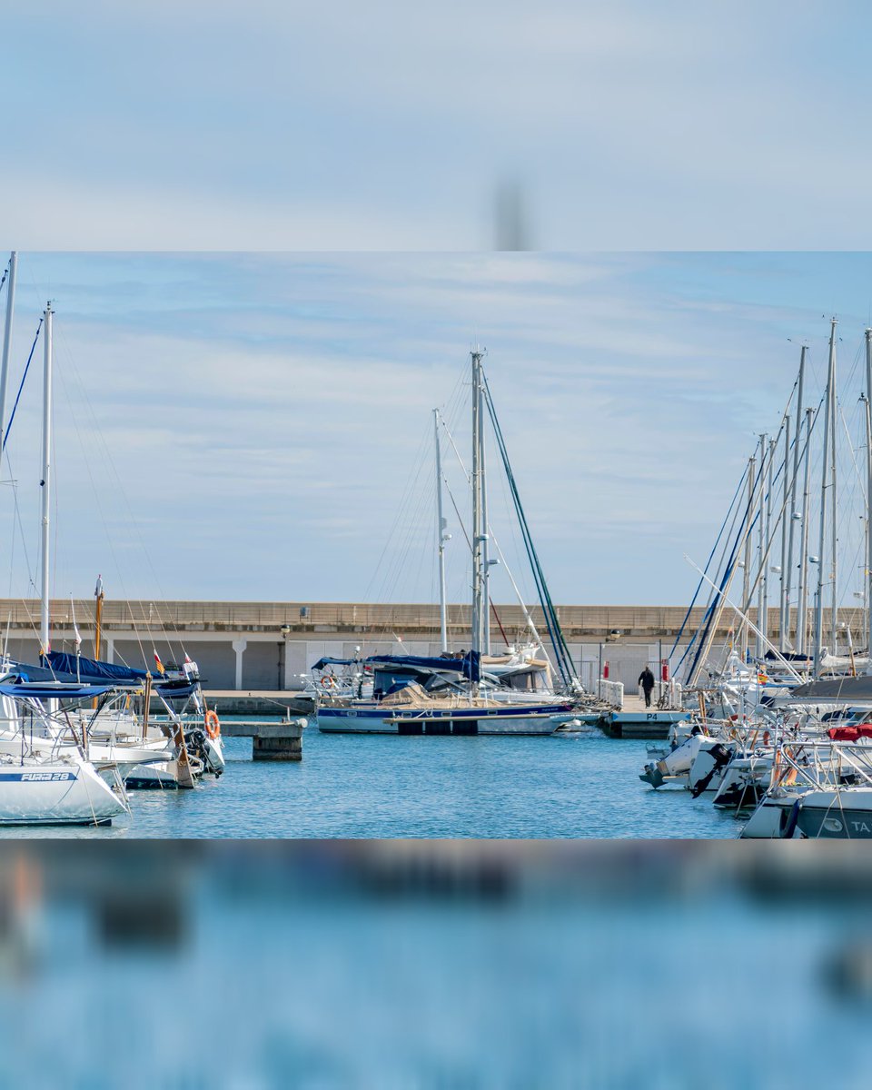 Calma, mar y barcos esperando.
A veces eso es todo lo que hace falta.
shutterstock.com/es/g/dani+vale…⁠�
#mar #veleros #fotografia #stock #viajes