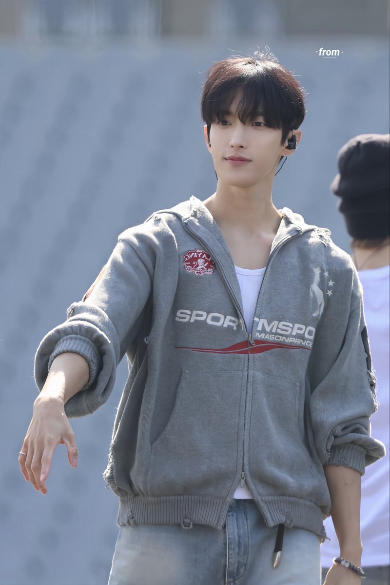 ⋆ 𝙛𝙧𝙤𝙢 ⋆ tweet media