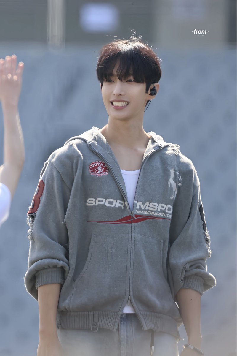 ⋆ 𝙛𝙧𝙤𝙢 ⋆ tweet media