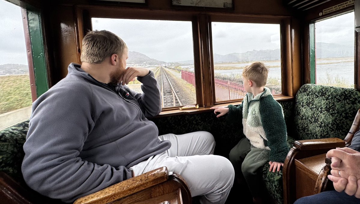 Sarah Parry tweet media