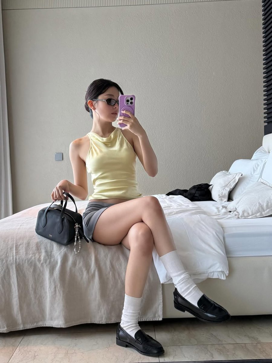 260405 seulstagram update

"☀️☀️☀️"

🎶 Clairo • Pretty Girl

instagram.com/p/DWvXOeQkSUe/
#레드벨벳 #RedVelvet #슬기 #SEULGI <a href="/RVsmtown/">Red Velvet</a>