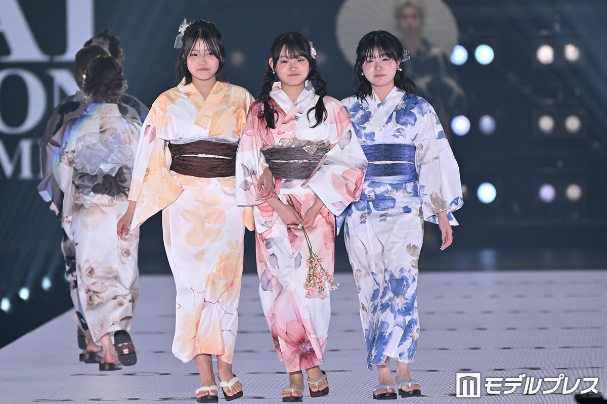 modelpress's tweet photo. 【🌸関コレ2026S/S🌸】

3姉妹YouTuberろこまこあこ
色鮮やかな浴衣姿

腕組み仲良しランウェイ💖

📸高画質写真
https://t.co/sqpU5C1cGX

#関西コレクション @roco051765 https://t.co/yeQ79EV7zy