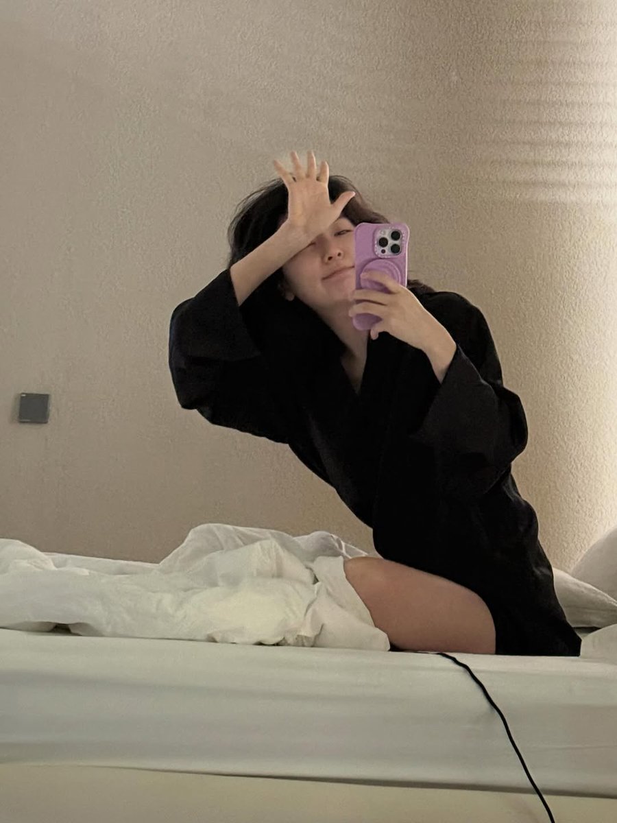 260405 seulstagram update

"☀️☀️☀️"

🎶 Clairo • Pretty Girl

instagram.com/p/DWvXOeQkSUe/
#레드벨벳 #RedVelvet #슬기 #SEULGI <a href="/RVsmtown/">Red Velvet</a>