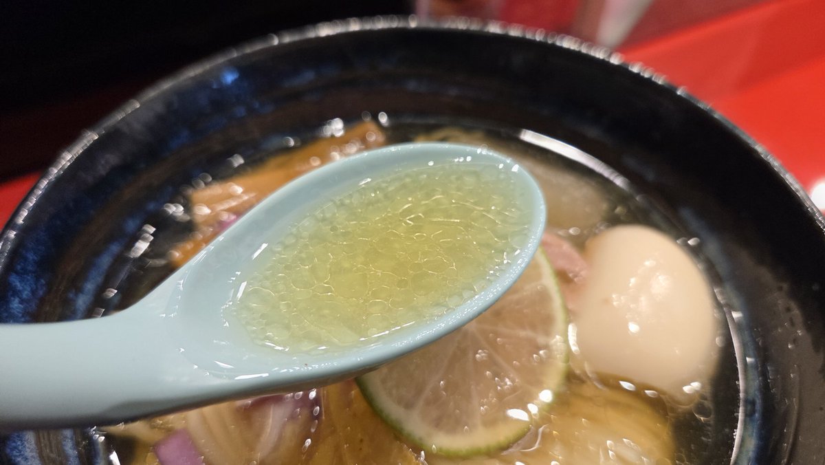 watarujin1110's tweet image. HIYASHI COLDI NIBOSHI SHOYU NOODLES "SHIRO" 345THB(VAT別)
Shoyu Stand@Thonglo
外は激暑なので冷たい麺を頂いた。冷たい淡い醤油味の煮干出汁に麺はツルモチ中太ストレート。弾力もあり(ﾟдﾟ)ﾒﾁｬｳﾏｰ♥️TPはレアチャーシュー、メンマ、アーリーレッド、味玉、ライム。
#ラーメン
#バンコク