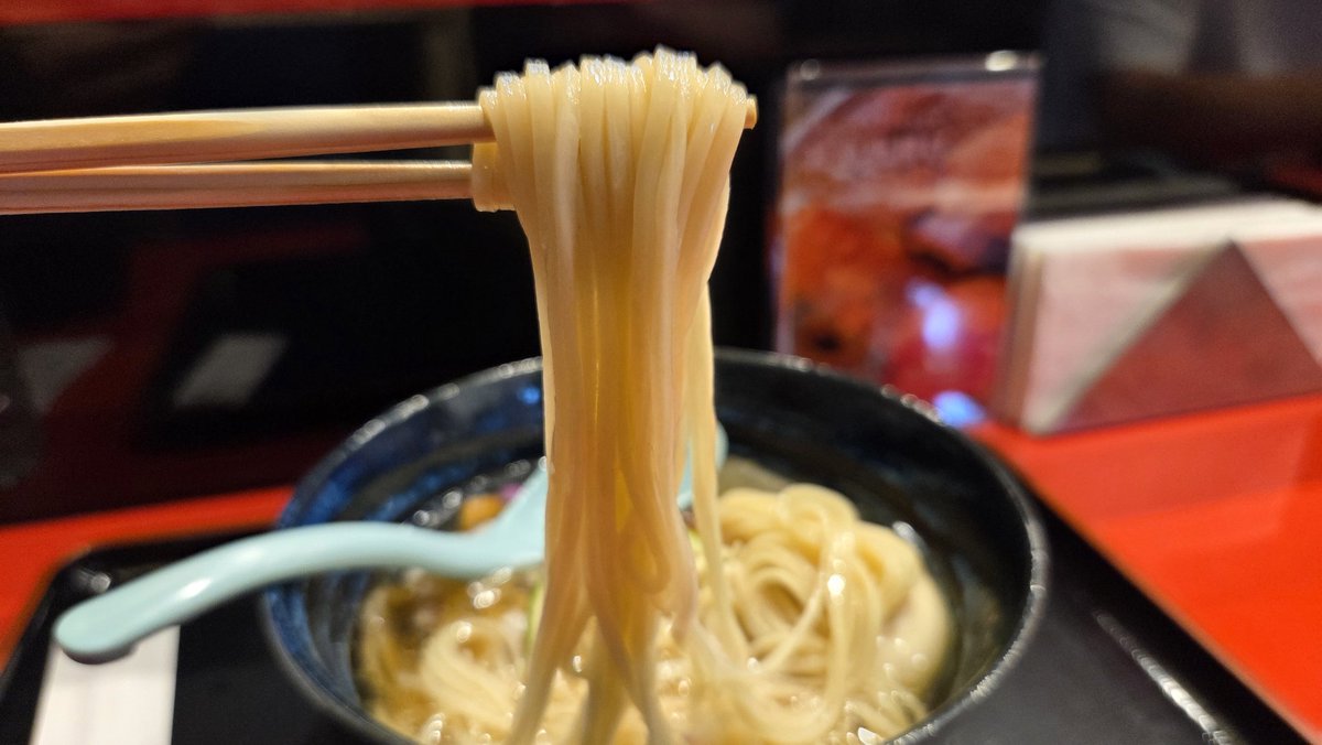watarujin1110's tweet image. HIYASHI COLDI NIBOSHI SHOYU NOODLES "SHIRO" 345THB(VAT別)
Shoyu Stand@Thonglo
外は激暑なので冷たい麺を頂いた。冷たい淡い醤油味の煮干出汁に麺はツルモチ中太ストレート。弾力もあり(ﾟдﾟ)ﾒﾁｬｳﾏｰ♥️TPはレアチャーシュー、メンマ、アーリーレッド、味玉、ライム。
#ラーメン
#バンコク