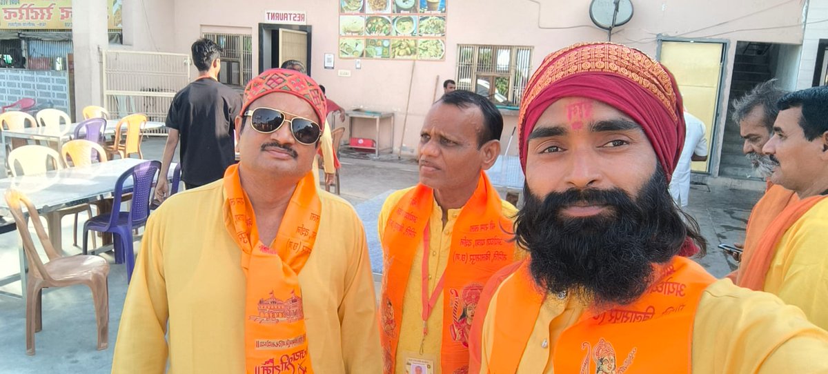 श्रीराम मंदिर तीर्थ अयोध्या में राम भक्तों के साथ।