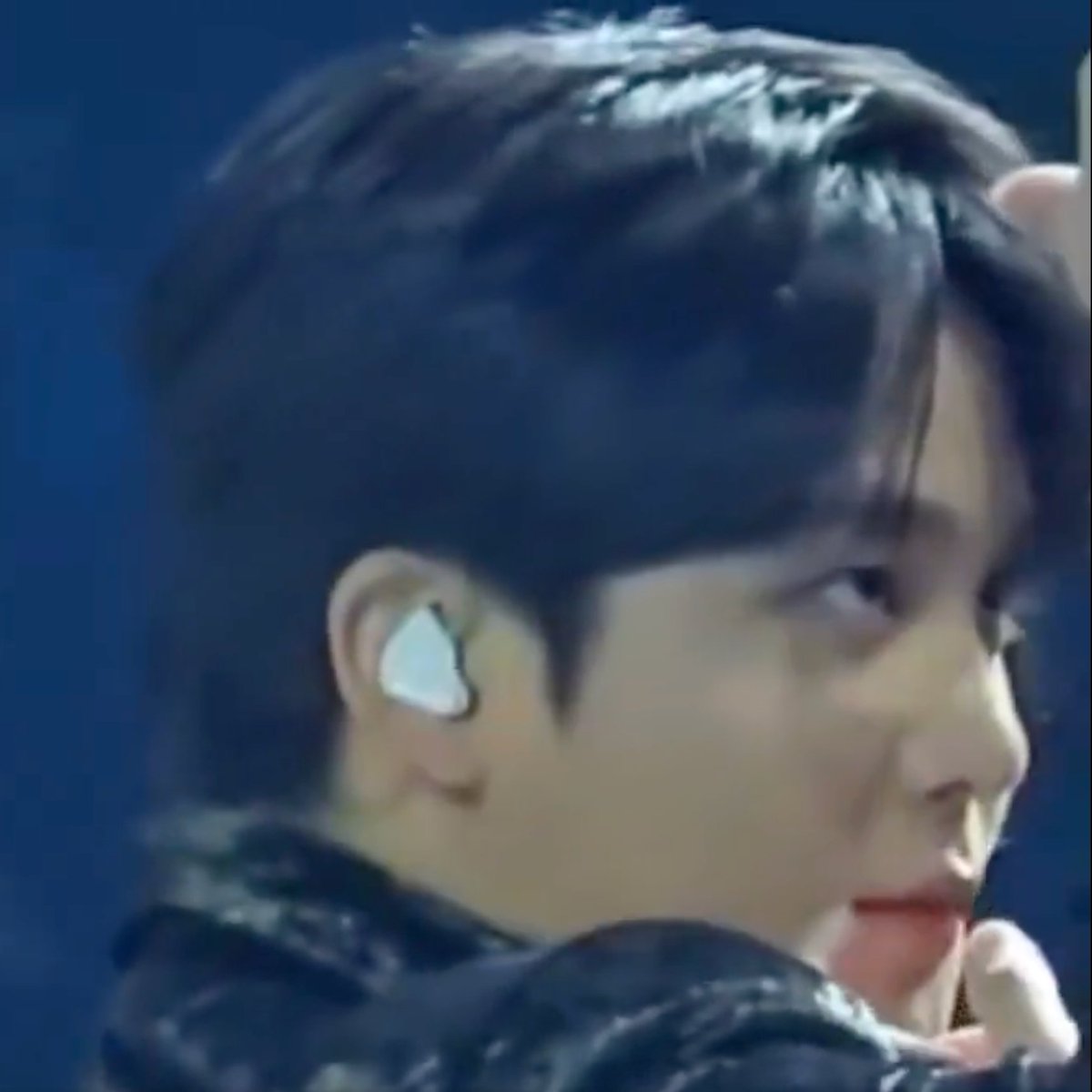 yh is too strong. if i had jh looking at me like this, id perish.