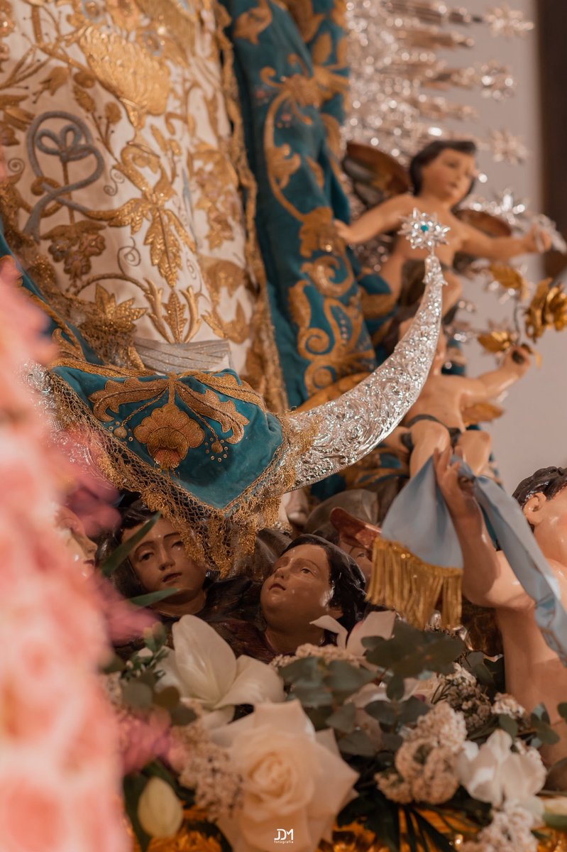 🔵 DEL JARDÍN DE LA PUREZA

Es Domingo de Resurrección y el paso de la Inmaculada Concepción Coronada, Reina y Patrona de Castilleja, ha sido exornado, con motivo de su procesión, en sus jarras, bouquets y en sus esquinas, con rosas, helechos red, dendrobium, en tonalidades rosa.