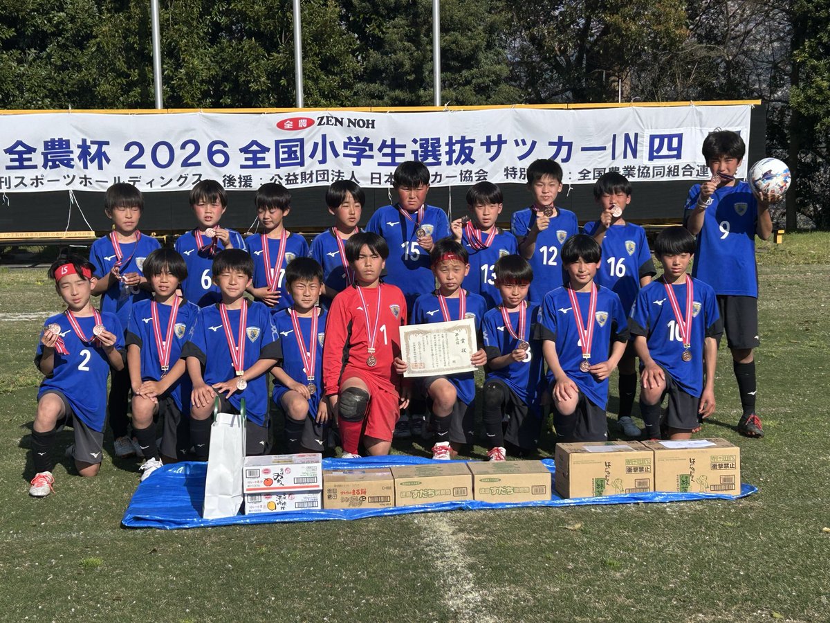 nikkan_event1's tweet photo. ⚽️JA全農杯全国小学生選抜 #サッカー in四国🍊
会場:愛媛県総合運動公園

【最終順位】

🥇ヴォルティスジュニア（徳島）
※以上全国決勝大会出場へ
🥈ディアモ（香川）
🥉USS高松（香川）
❹reverse（愛媛）

#JA全農杯
#全農
#チビリンピック https://t.co/p9Y4spTWoM