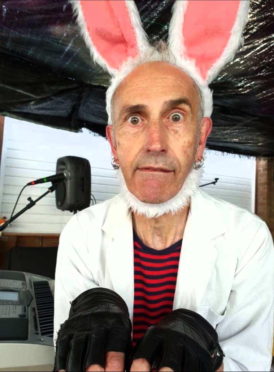 BeckGra's tweet photo. Happy errr... What's Up Doc Day!
#rabbit #thattimeofyear #easterbunny #hull #GrahamGrahamBeck https://t.co/qP3LZMOg00