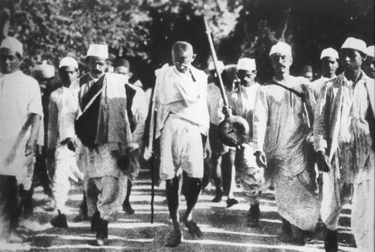 mariobianchi18's tweet image. Il #5aprile 1930 il Mahatma #Gandhi, in un atto di disobbedienza civile, termina la marcia del sale (300 km) iniziata il 12/3. Era contro la tassa sul sale, su cui vigeva l'assoluto monopolio imperiale, imposta dal governo inglese a tutti i sudditi dell'India, europei compresi.