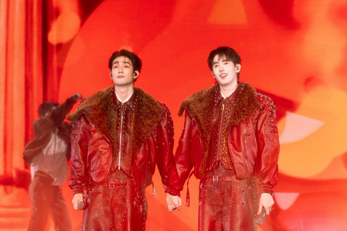 channelfanboys's tweet photo. “ฟอส-บุ๊ค” ระเบิดเอนเนอร์จี้ โชว์จัดเต็ม 2 รอบ ในงาน “FORCE BOOK FUNTOPIA FANCON”  แฟนๆ กรี๊ดลั่นทุกโมเมนต์ความสนุก พุ่งขึ้น “อันดับ 1” เทรนด์ X ของไทย 2 วันติด 🔥🔥🔥

ภาพความสนุกเพิ่มเติม 👇🏻
https://t.co/jz7JBWwrfy

#ForceBookFanconD1 
#ForceBookFanconD2
#fforce_ #kasibook 
#ForceBook #ฟอสบุ๊ค 
#channelfanboys