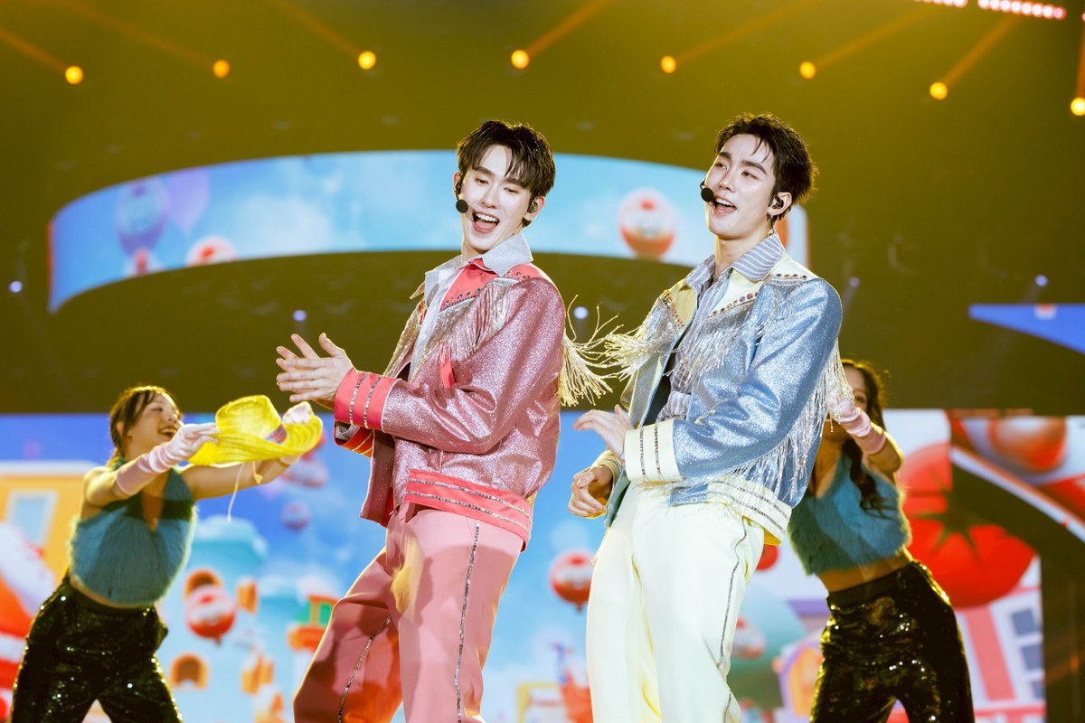 channelfanboys's tweet photo. “ฟอส-บุ๊ค” ระเบิดเอนเนอร์จี้ โชว์จัดเต็ม 2 รอบ ในงาน “FORCE BOOK FUNTOPIA FANCON”  แฟนๆ กรี๊ดลั่นทุกโมเมนต์ความสนุก พุ่งขึ้น “อันดับ 1” เทรนด์ X ของไทย 2 วันติด 🔥🔥🔥

ภาพความสนุกเพิ่มเติม 👇🏻
https://t.co/jz7JBWwrfy

#ForceBookFanconD1 
#ForceBookFanconD2
#fforce_ #kasibook 
#ForceBook #ฟอสบุ๊ค 
#channelfanboys